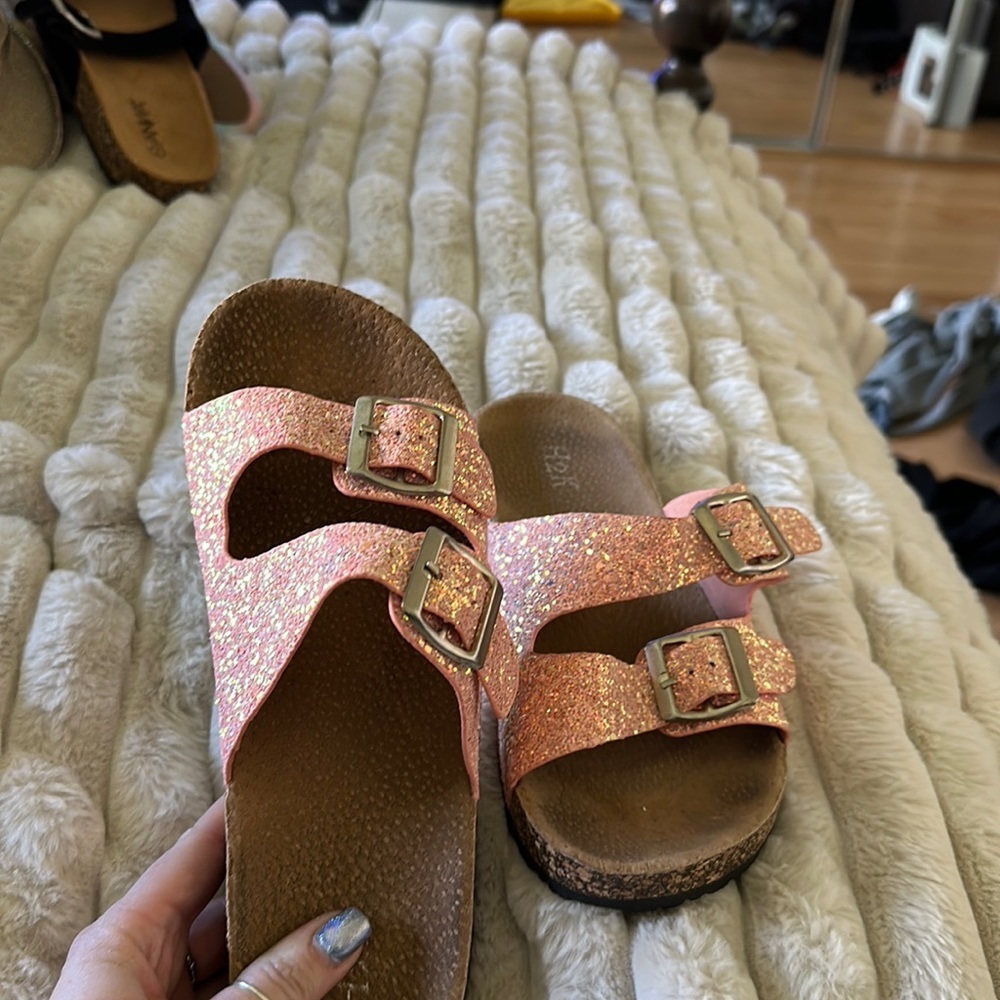 Size 7 coral glitter sandals - Picture 2 of 4
